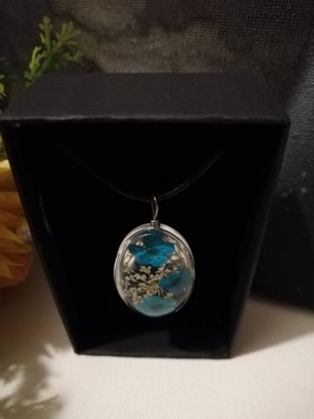 Ogrlica iz suhega cvetja - živo modra 533