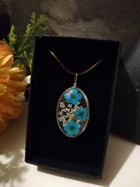 Ogrlica iz suhega cvetja - živo modra 534