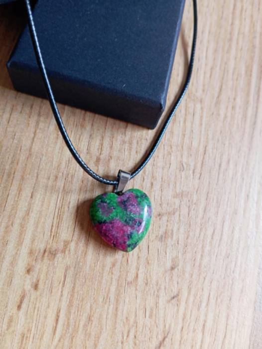 Obesek srce iz naravnega kamna Zoist z Rubinom 5852