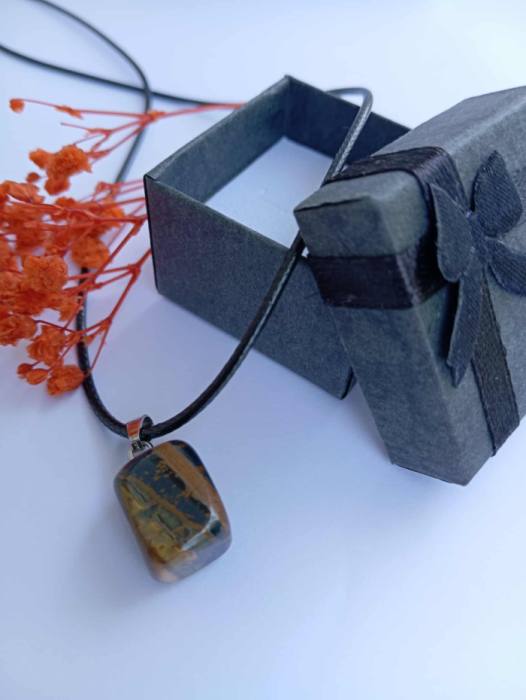 Obesek iz tigrovega očesa – Talisman moči in zaščite 5550