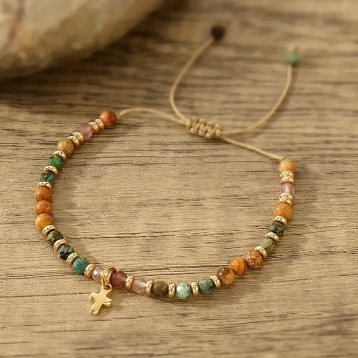 Nastavljiva zapestnica z naravnimi kristali in zlatim križcem 5644