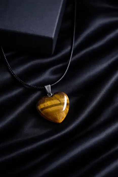 Obesek srce iz naravnega kamna Tigrovo oko 6326