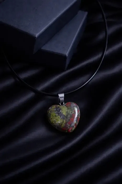 Obesek srce iz naravnega kamna Zmajeva kri 6331