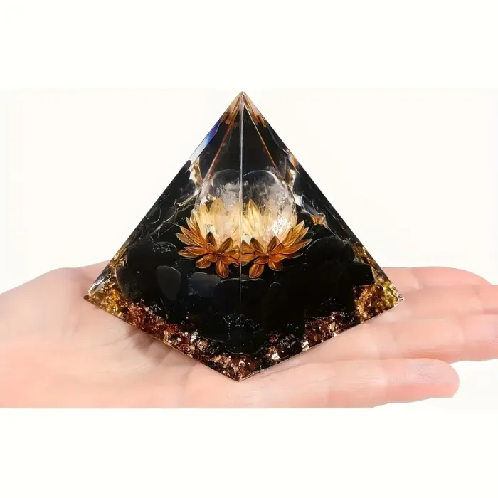 Orgonitna piramida iz obsidiana z motivom lotusa 6084