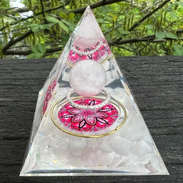 Orgonitna piramida z roževcem in kameno strelo za sproščanje napetosti in nežno čustveno zdravljenje 6140