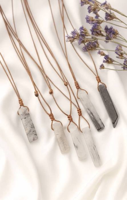 Obesek iz turmalina v kvarcu – Moč zaščite, jasnosti in ravnovesja 6210